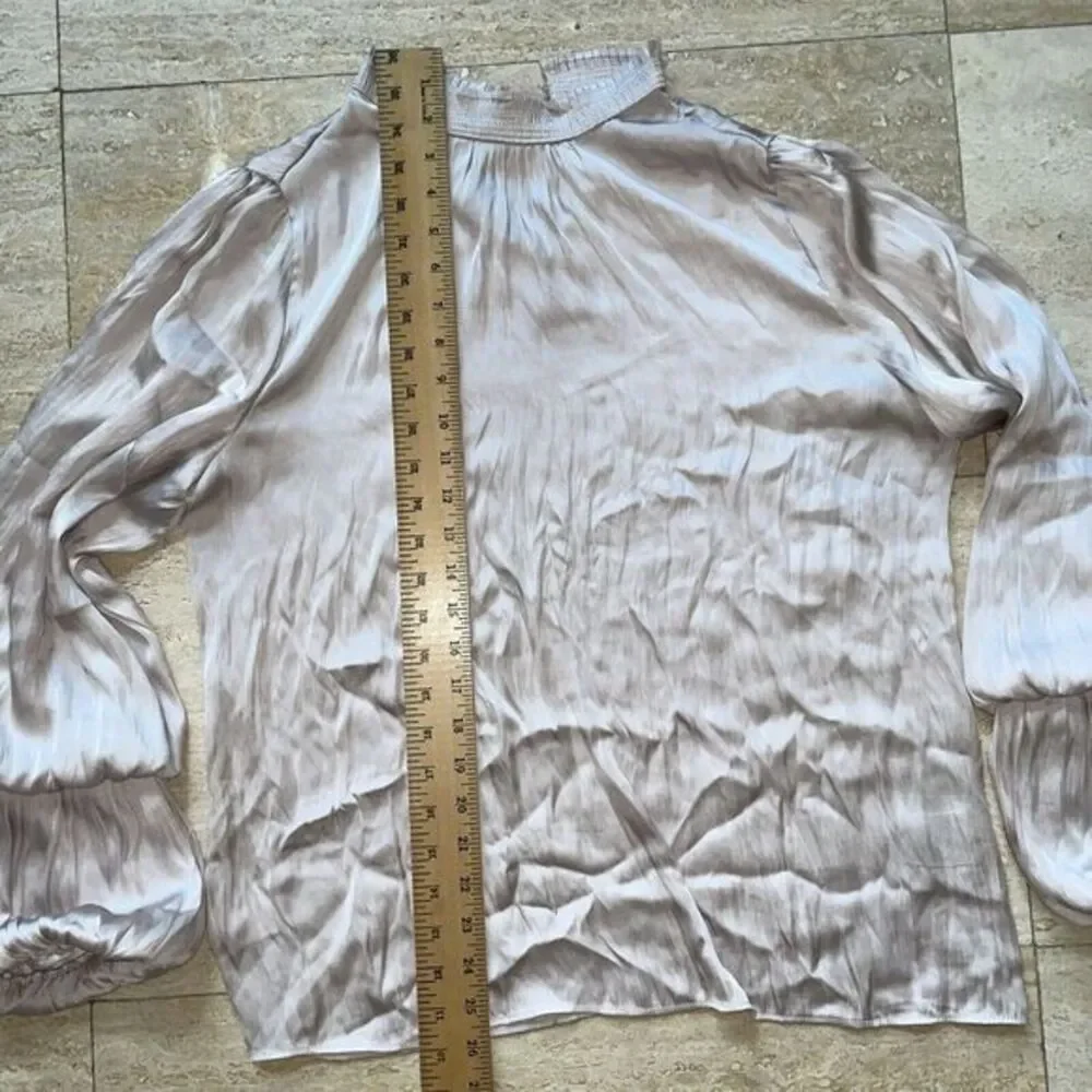 Carmen‎ Marc Valvo Uptownie Lite Blouse Beige with Bell Sleeves Size L - Picture 4 of 7